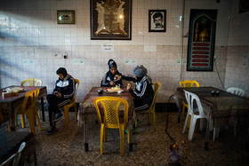 چند نفر از بازیکنان در حال صرف صبحانه هستند که تعداد بیشتری از اعضا‌ی تیم به دلیل نامناسب بودن شرایط رستوران حاضر به خوردن صبحانه در آن نشدند.